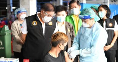 ฉีดวัคซีนโควิด-19 ให้กลุ่มเสี่ยงสูงในตลาดย่านบางแค