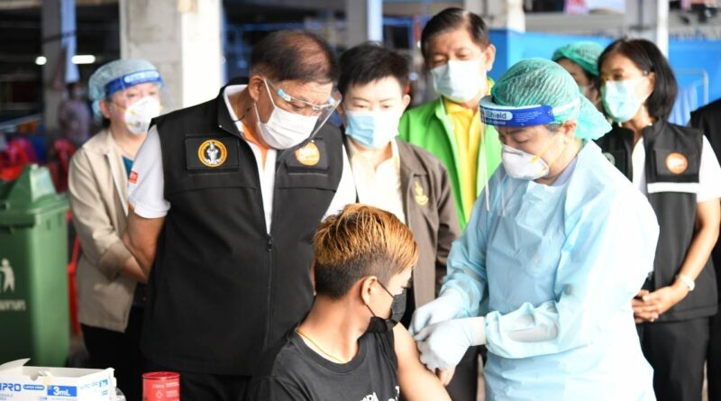 ฉีดวัคซีนโควิด-19 ให้กลุ่มเสี่ยงสูงในตลาดย่านบางแค