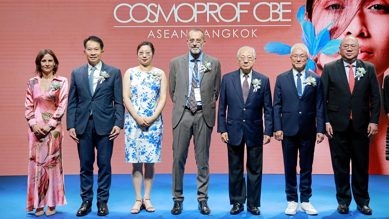 เรื่องความงาม - มนู เลียวไพโรจน์ เปิด “Cosmoprof CBE ASEAN 2023” งานแสดงสินค้าพร้อมนวัตกรรมล่าสุดเพื่อธุรกิจความงามระดับโลก โดยมี สุพันธุ์ มงคลสุธี, วีรชัย มั่นสินธร, ดร.ดวงเด็ด ย้วยความดี และ เอนริโก้ ซานนินิ มาร่วมงานด้วย ที่ศูนย์การประชุมแห่งชาติสิริกิติ์ วันก่อน.