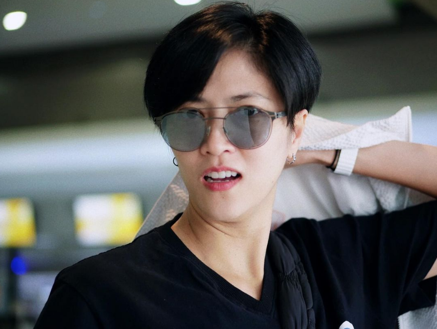 ปลื้มจิตร์ ถินขาว นักวอลเล่ย์บอล