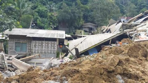 ฟิลิปปินส์เร่งหาผู้รอดชีวิต หลังดินถล่มทับหมู่บ้าน ดับ 11 ศพ หายนับร้อย