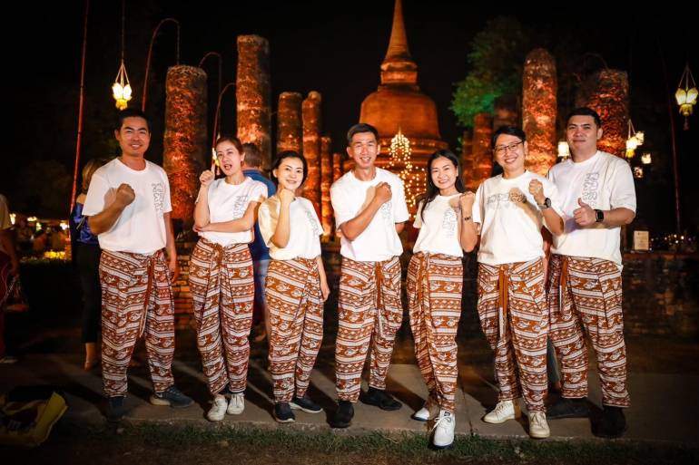 ภาพจากเพจ เฟซบุ๊ก Supansa ผ้าทอเมืองด้ง กับ“กางเกงลายปลาสังคโลก”